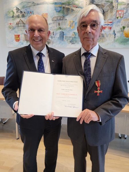 Landrat Christoph Rüther überreicht Gerhard Eikel die Verleihungsurkunde. © Kreis Paderborn